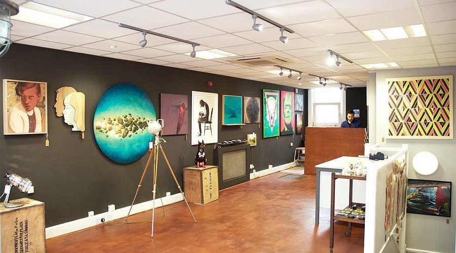 Leadership in the Arts: Managing Creative Teams in a Gallery Setting